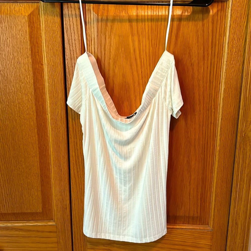 Ambience women’s off the shoulder top. Sz S. Ribbed material with a cap sleeve.